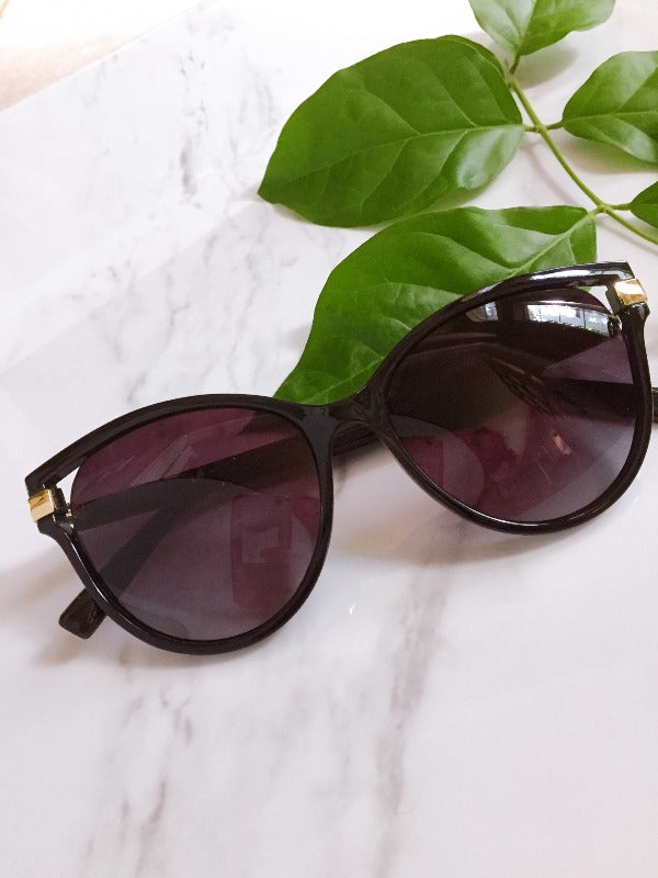 WOMEN IN BLACK SUNGLASSES